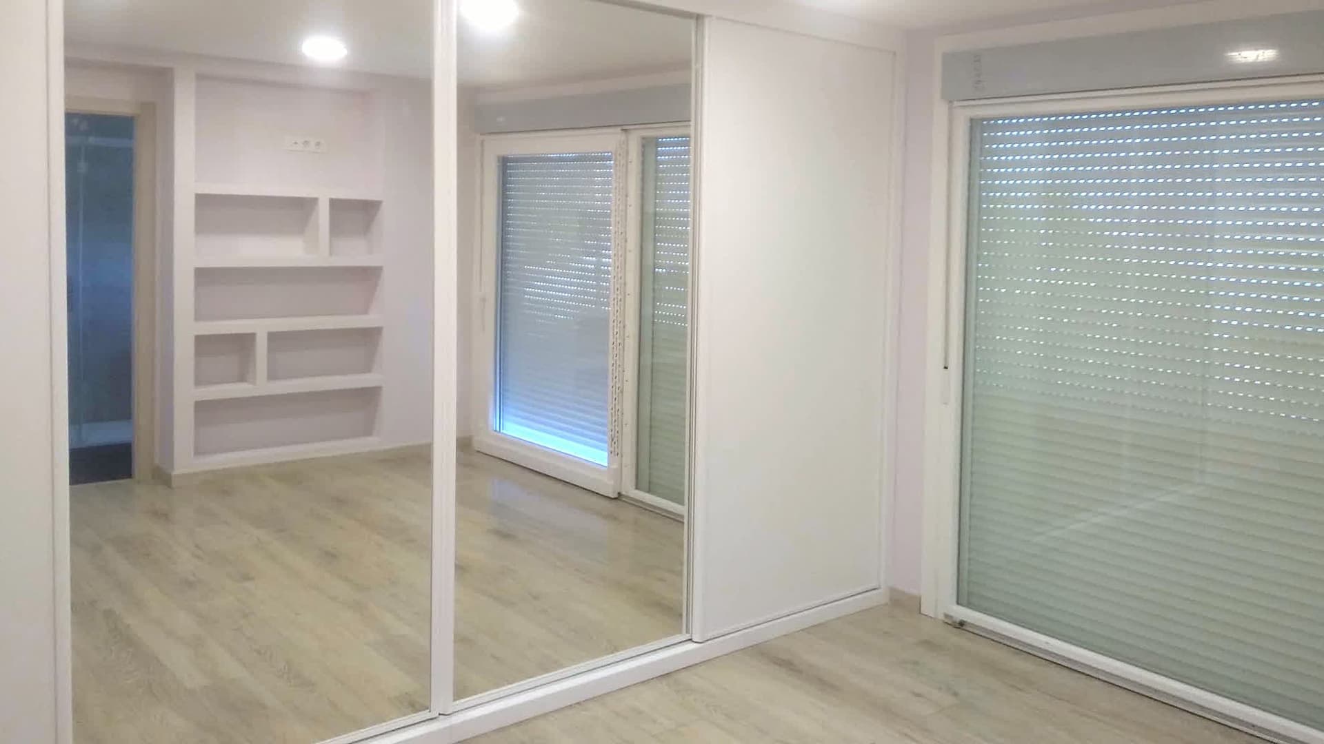 Habitación reformada con armario empotrado y estantería de obra en Gondomar