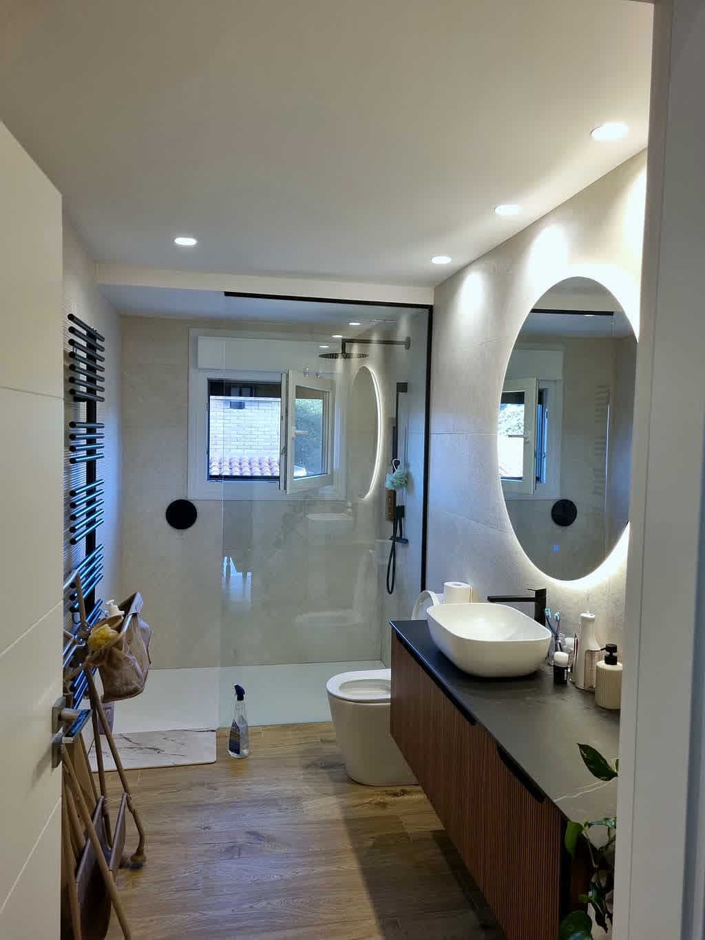 Baño reformado con ducha de obra y espejo retroiluminado en Gondomar