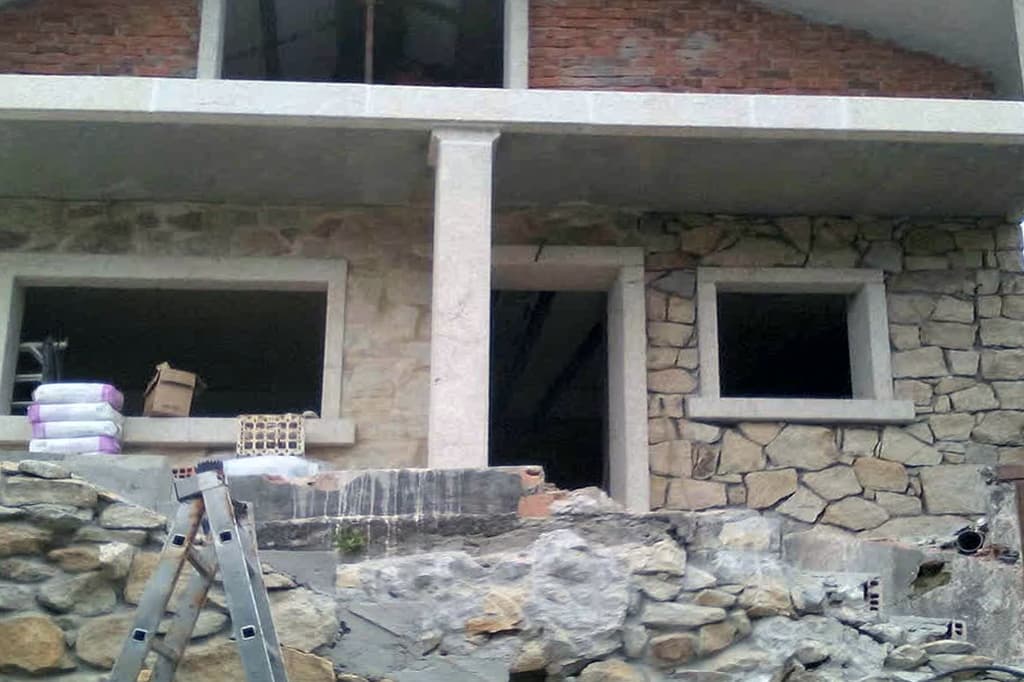 Vivienda de piedra en construcción con estructura de hormigón en Gondomar