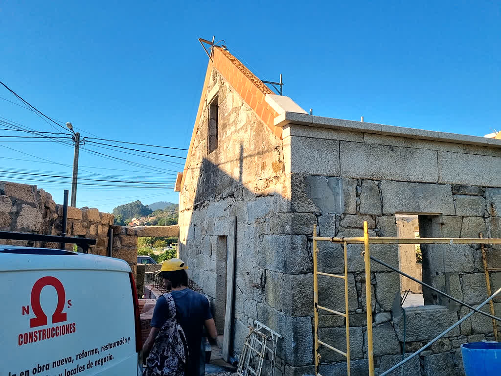 Equipo de Construcciones Nicolás Salgueiro en una obra de rehabilitación de piedra