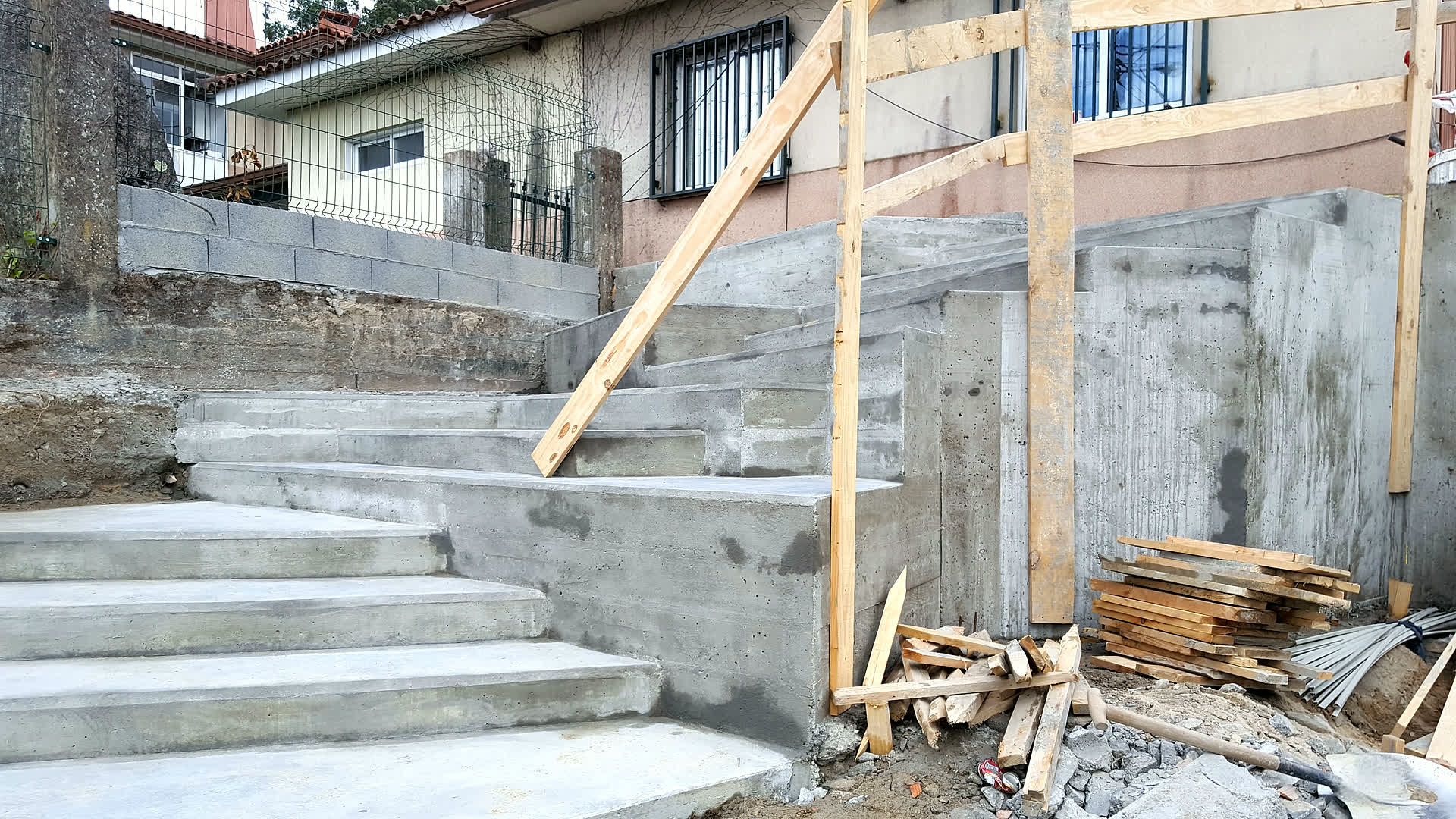 Escalera exterior de hormigón en ejecución en una obra de Gondomar