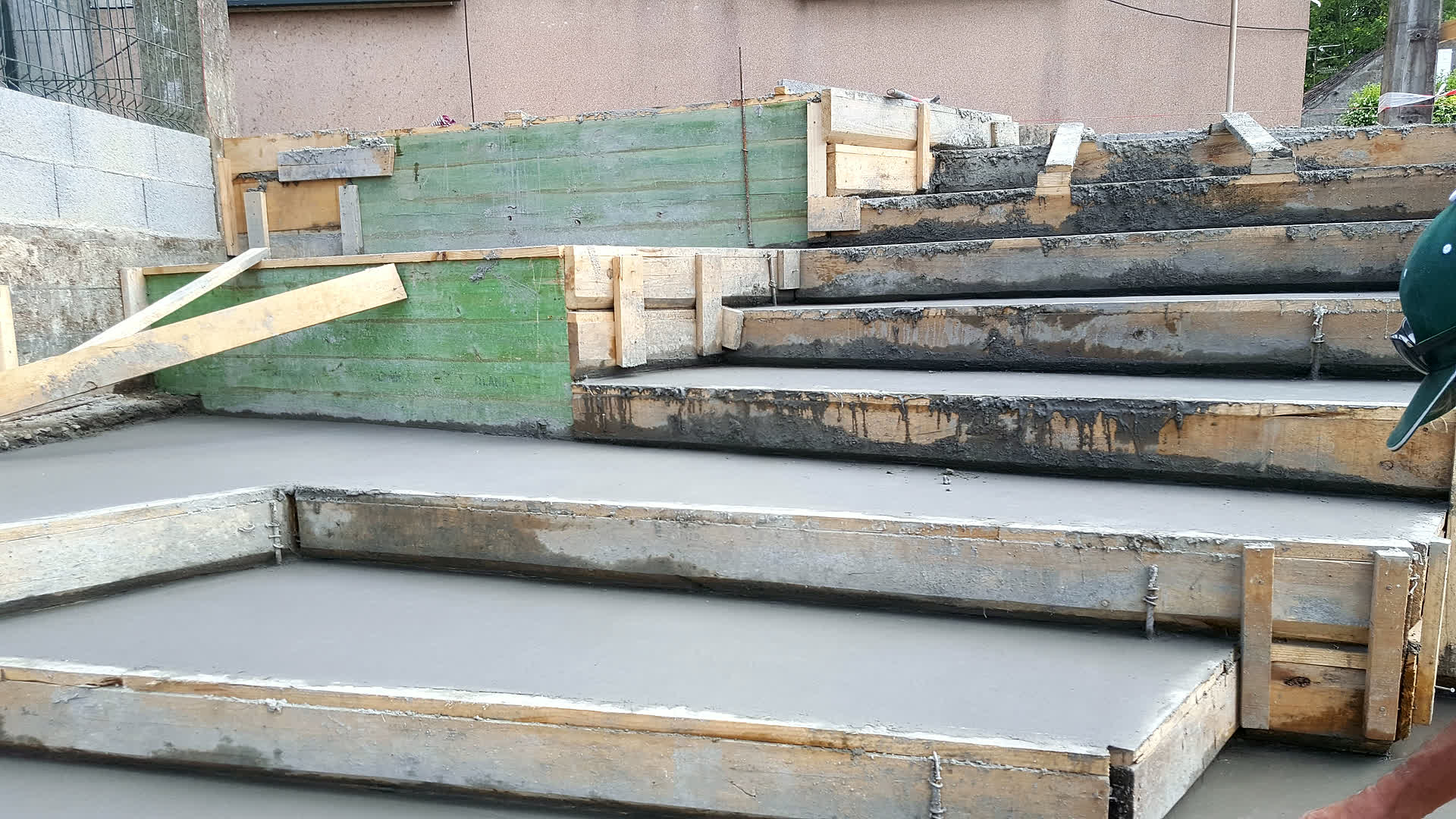 Escalera de hormigón recién encofrada en una obra de Gondomar