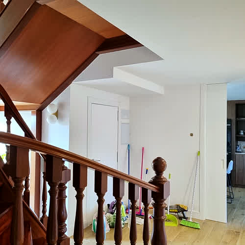 Escalera de madera en una vivienda reformada por Construcciones Nicolás Salgueiro