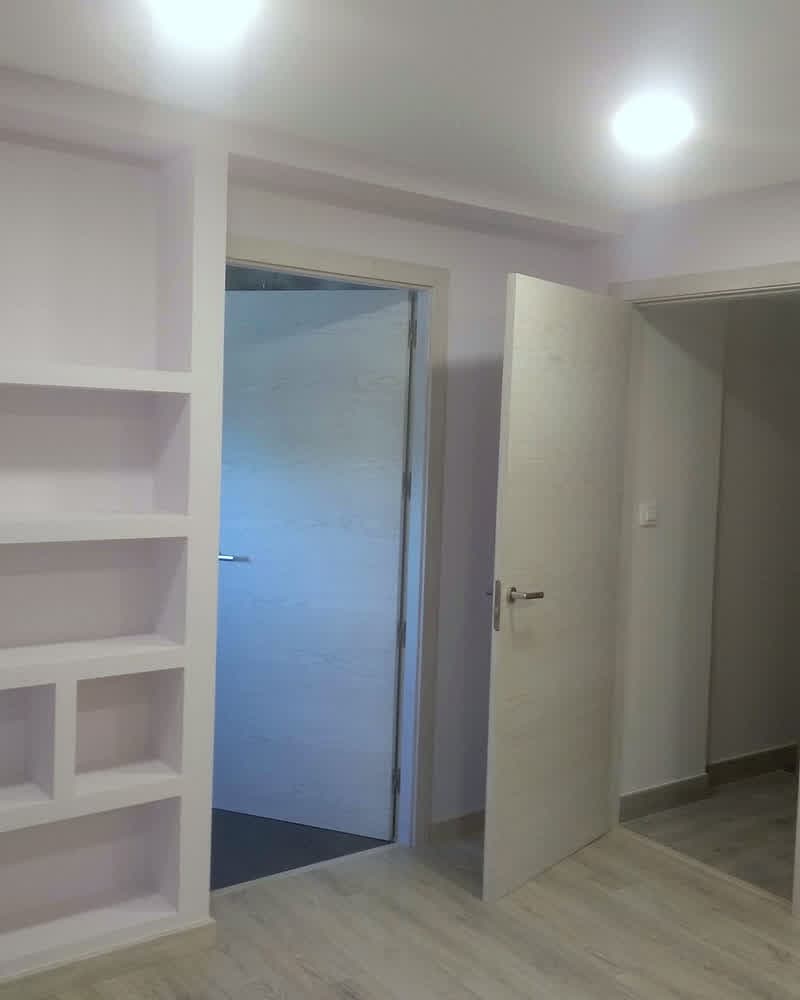 Estantería de obra con hornacinas en una vivienda reformada de Gondomar