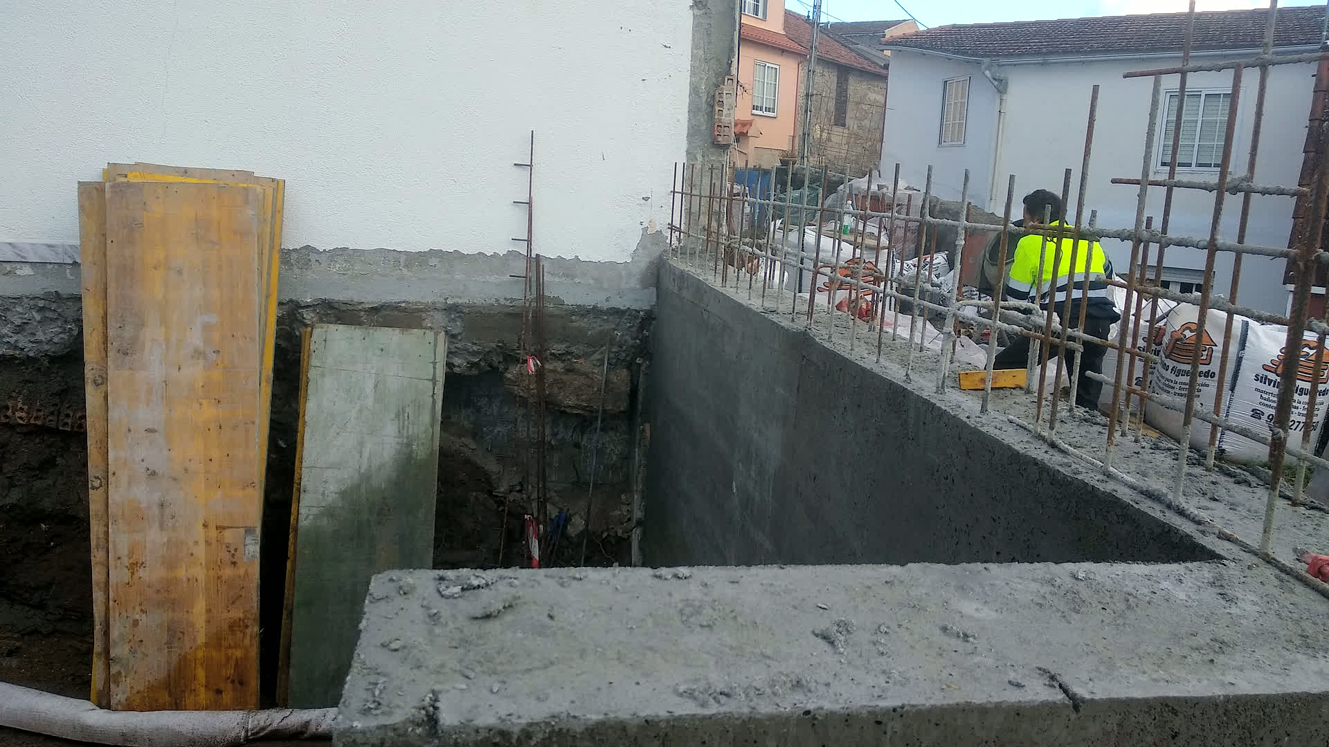 Operario trabajando en un muro de hormigón en una obra de Gondomar
