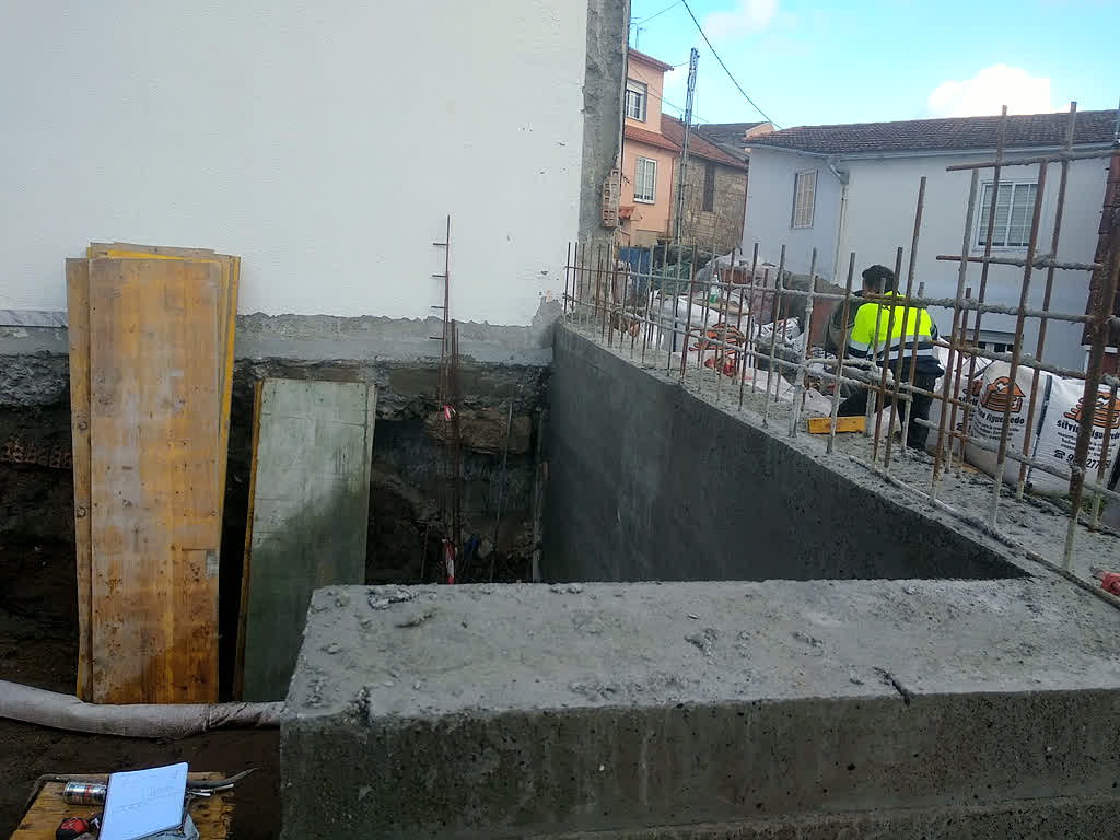 Muro de hormigón armado en ejecución en una obra de Gondomar