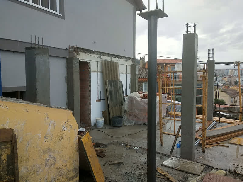 Obra en construcción con pilares y encofrados en Gondomar