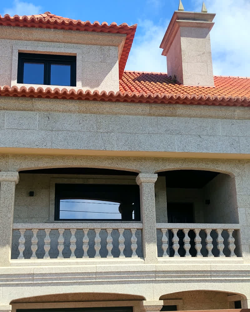 Chalet de obra nueva con porche y balaustrada en Gondomar
