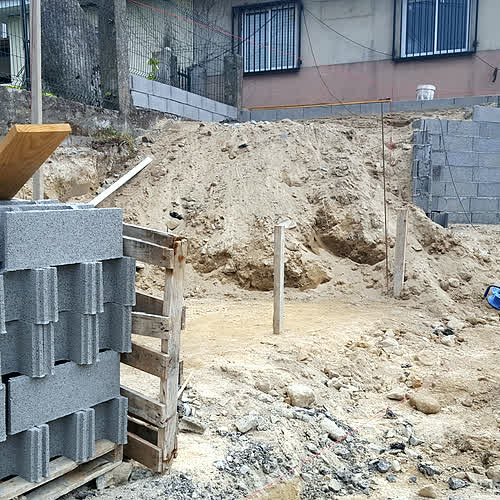 Obra nueva en fase de cimentación con bloques de hormigón en Gondomar