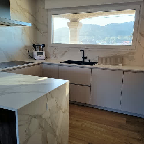 Cocina reformada con encimera efecto mármol en Gondomar