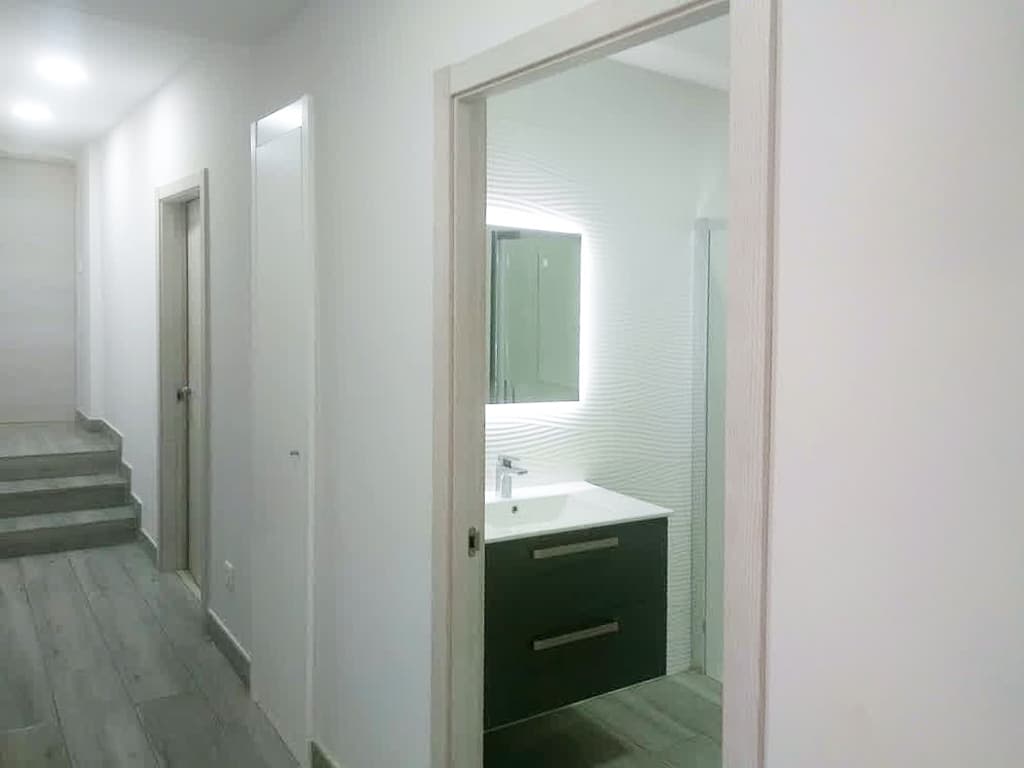 Pasillo y baño de una vivienda reformada en Gondomar