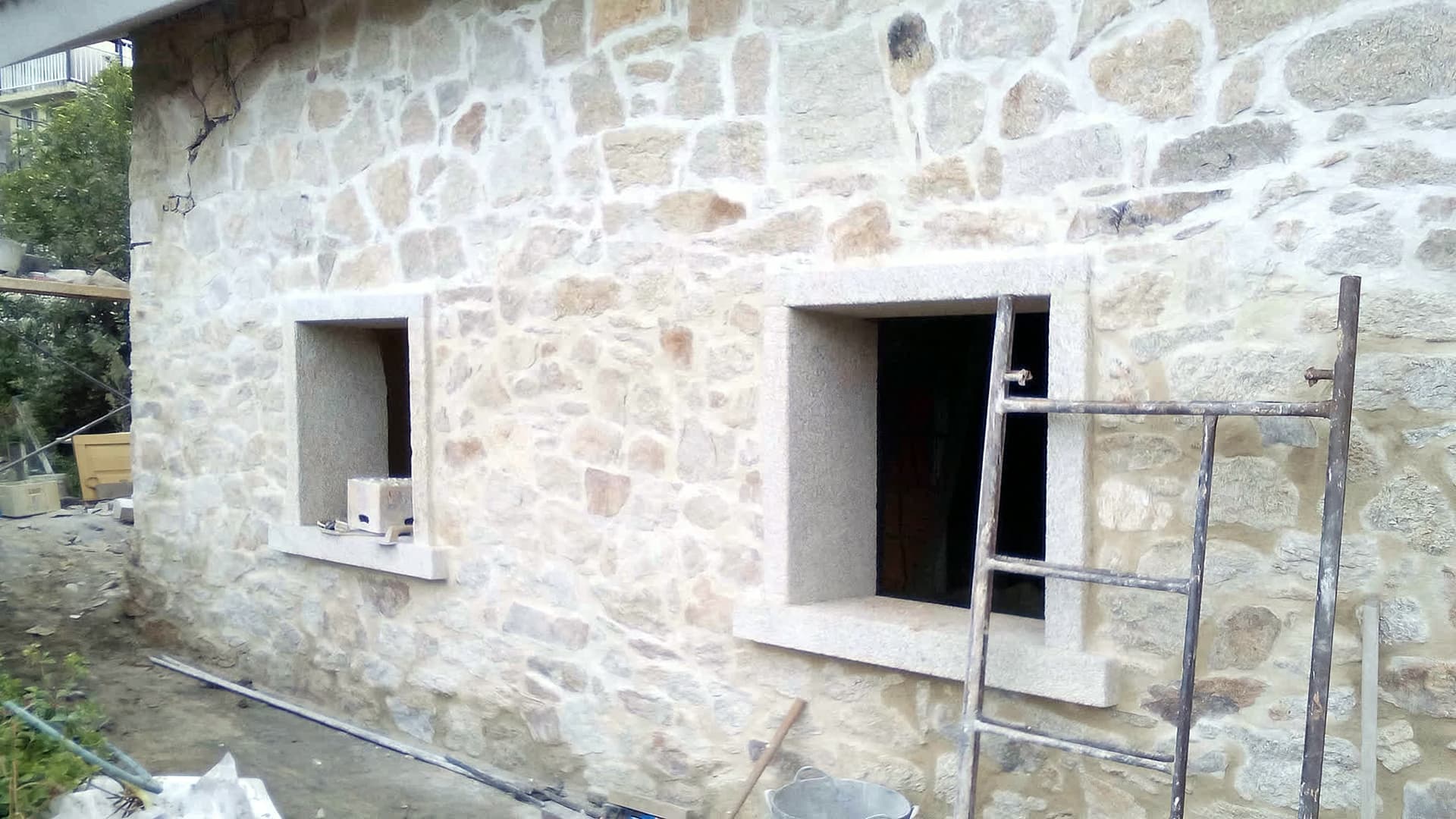 Rehabilitación de una casa de piedra con nuevos huecos de ventana en Gondomar