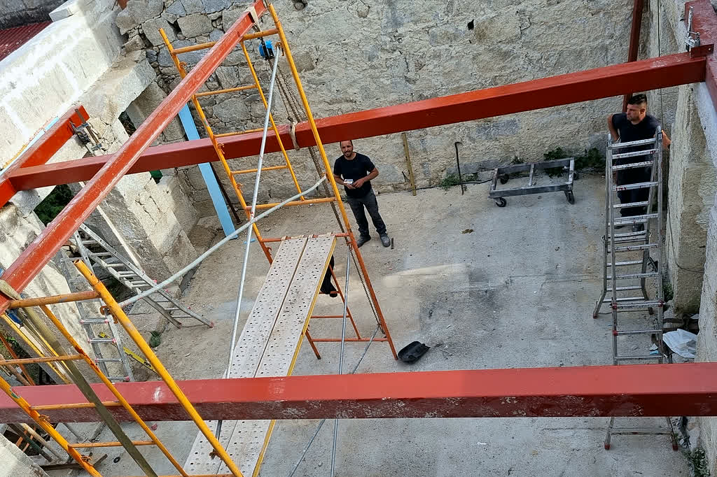 Rehabilitación estructural con vigas de acero en una casa de piedra de Gondomar