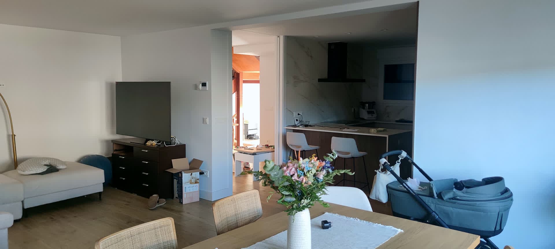 Salón con cocina abierta en una vivienda reformada en Gondomar