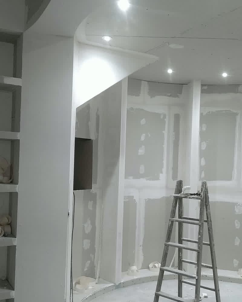 Tabiquería de pladur con estanterías de obra en ejecución en Gondomar