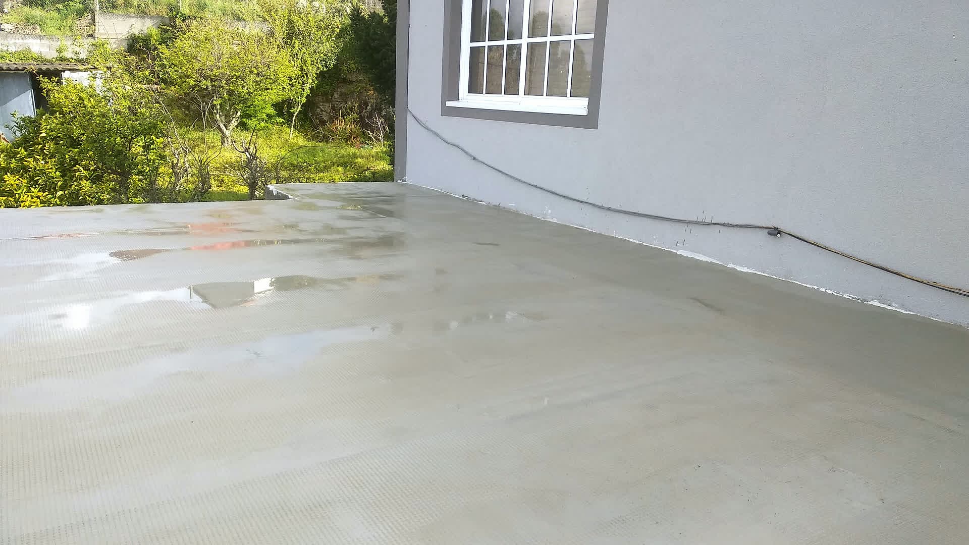 Terraza terminada junto a la fachada de una vivienda en Gondomar