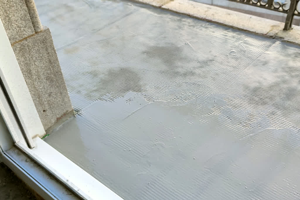 Terraza preparada para el acabado del pavimento en una obra de Gondomar