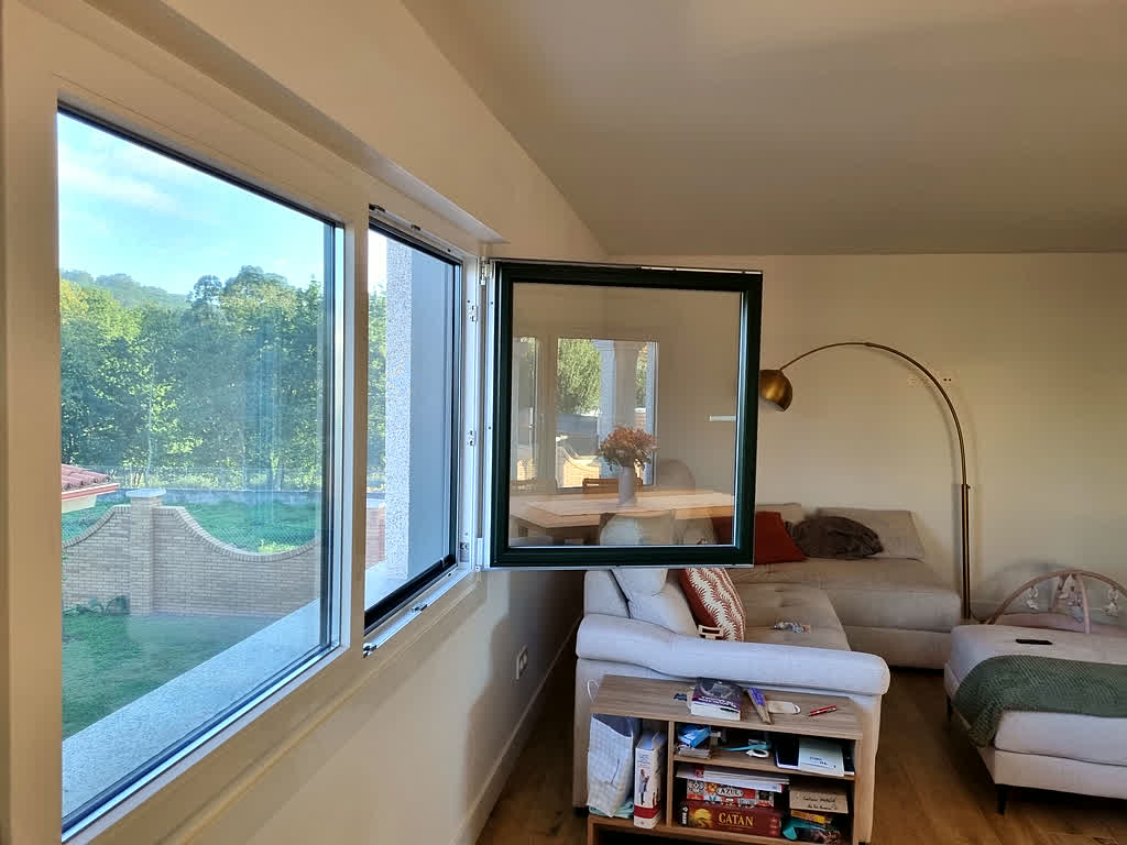 Ventana de aluminio oscilobatiente instalada en un salón de Gondomar