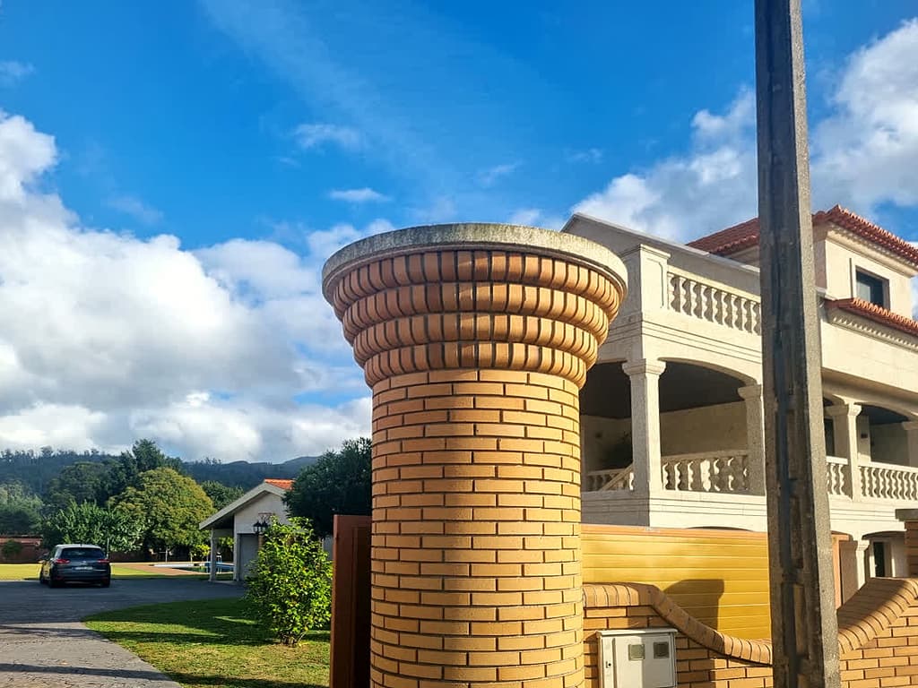 Vivienda unifamiliar con balaustrada construida por Construcciones Nicolás Salgueiro en Gondomar