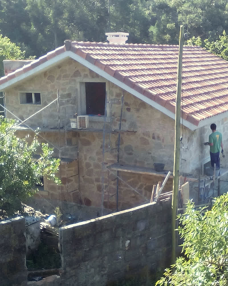 Vivienda unifamiliar de piedra con cubierta de teja en Gondomar